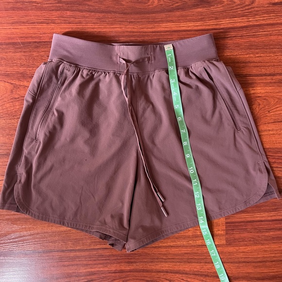 COPY - Lululemon High Rise shorts size 4 - Picture 1 of 4